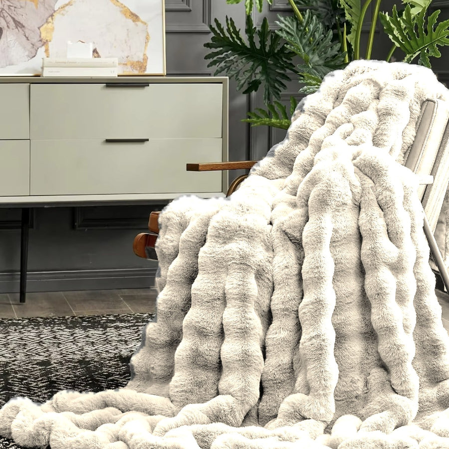 Slumi Decke in Cream auf dem Sessel
