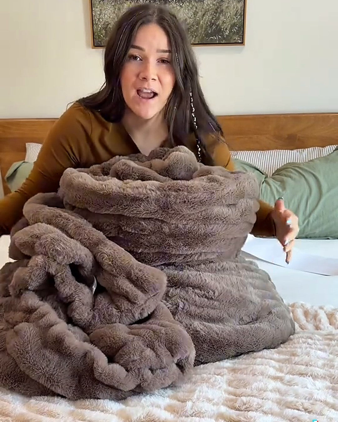 Frau mit der Slumi auf dem Bett